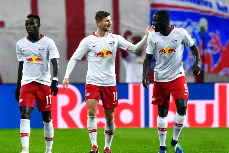 英格兰年轻后卫异军突起，曼城领衔豪门争抢新星